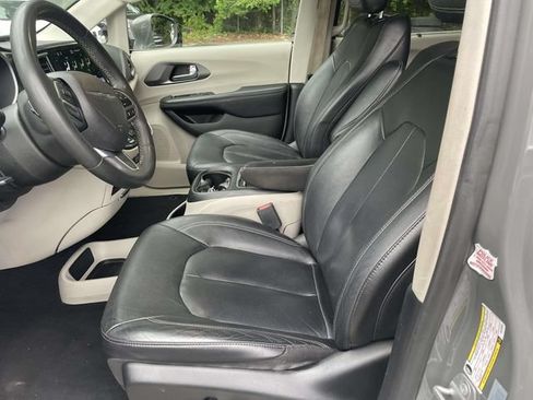 Used 2022 Chrysler Pacifica Touring-L FWD image 16