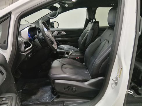 Used 2024 Chrysler Pacifica Limited FWD image 15
