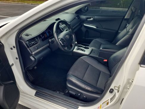 Used 2014 Toyota Camry SE w/ Moonroof Package FWD image 16