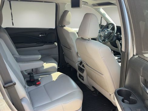Used 2020 Honda Pilot Touring image 9