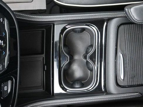 Used 2024 Chrysler Pacifica Premium image 33