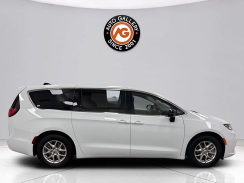Used 2024 Chrysler Pacifica Touring-L FWD image 2
