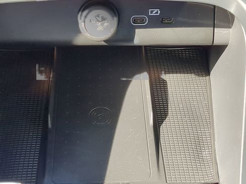 Used 2023 Volvo XC40 B5 Plus image 54