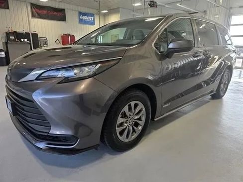 Used 2021 Toyota Sienna LE image 6