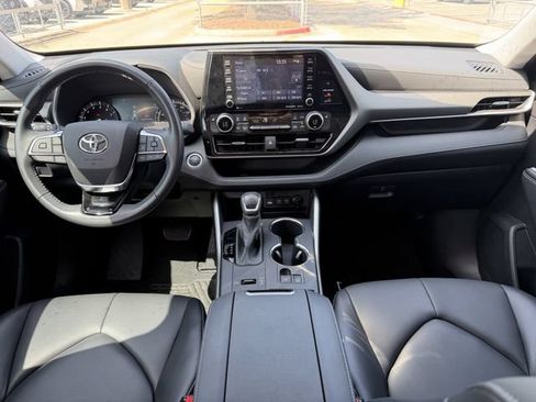 Used 2021 Toyota Highlander XLE FWD image 26