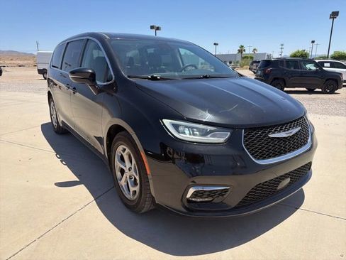 Used 2024 Chrysler Pacifica Limited FWD image 2