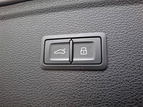 Certified 2025 Audi Q5 2.0T Premium w/ Convenience Plus Package image 28