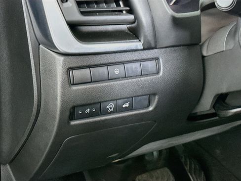 Used 2025 Nissan Rogue SV FWD image 17