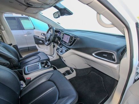 Used 2024 Chrysler Pacifica Touring-L FWD image 15