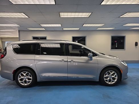Used 2020 Chrysler Pacifica Limited FWD image 2