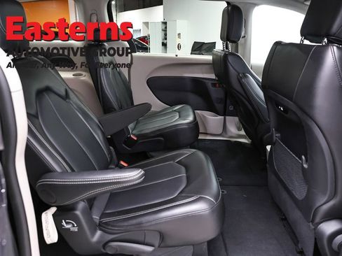 Used 2024 Chrysler Pacifica Touring-L FWD image 24