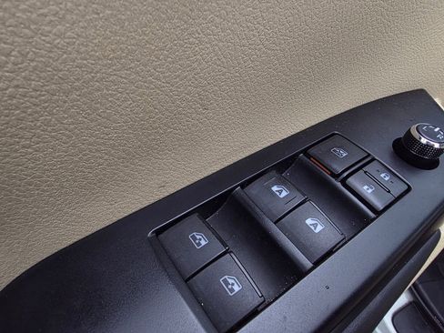 Used 2018 Toyota Highlander XLE image 12