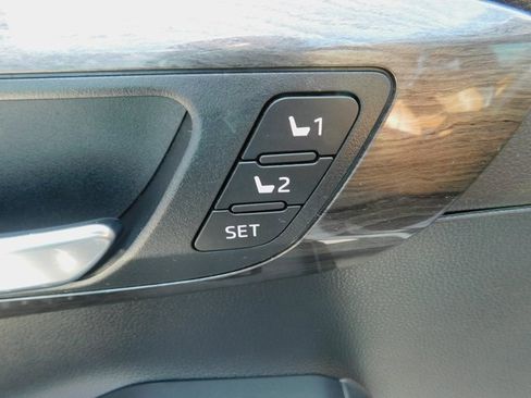 Used 2023 Toyota Highlander Platinum image 32