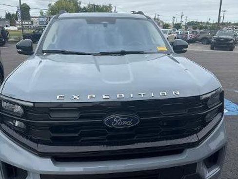 Certified 2025 Ford Expedition Active AWD/4WD image 2