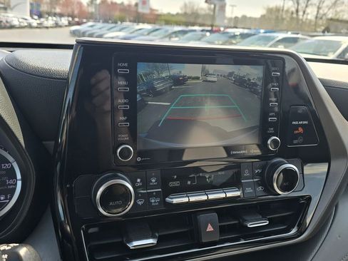 Used 2022 Toyota Highlander LE FWD image 27