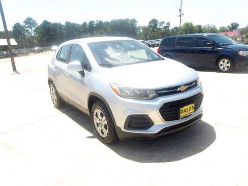 Used 2018 Chevrolet Trax LS FWD image 4