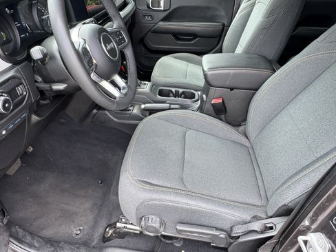 Used 2025 Jeep Wrangler Unlimited Sahara AWD/4WD image 9