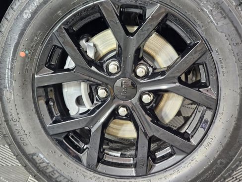 New 2025 Jeep Grand Cherokee Altitude image 8