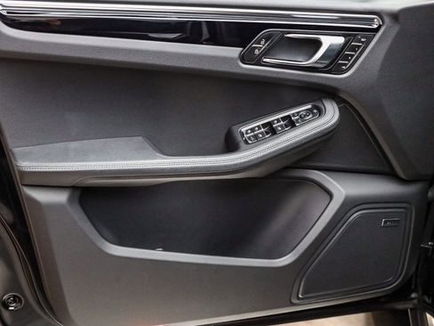 Certified 2025 Porsche Macan image 22