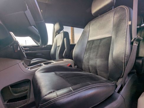 Used 2017 Dodge Grand Caravan SXT image 17