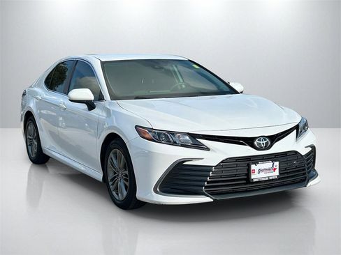 Used 2022 Toyota Camry LE image 3