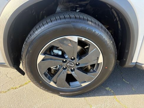 Used 2025 Nissan Rogue SV image 32