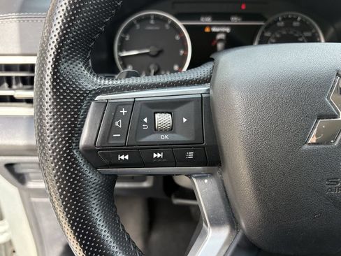 Used 2024 Mitsubishi Outlander AWD image 16