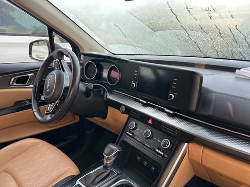 Used 2024 Kia Carnival LX image 9