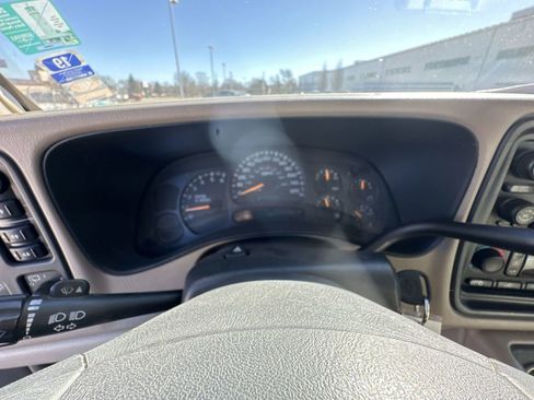 Used 2004 Chevrolet Suburban Z71 w/ Preferred Equipment Group image 12