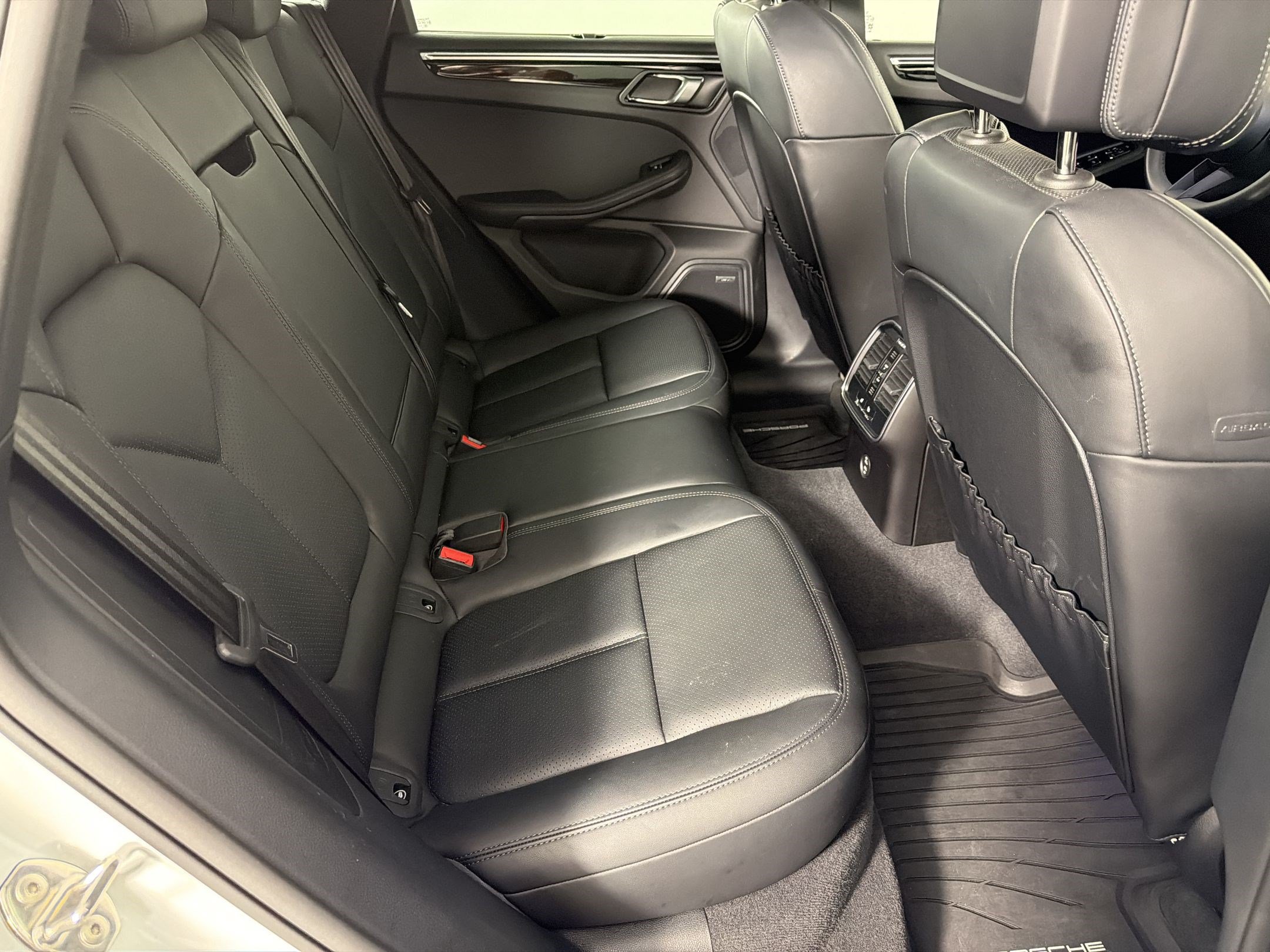 Certified 2025 Porsche Macan AWD/4WD image 29