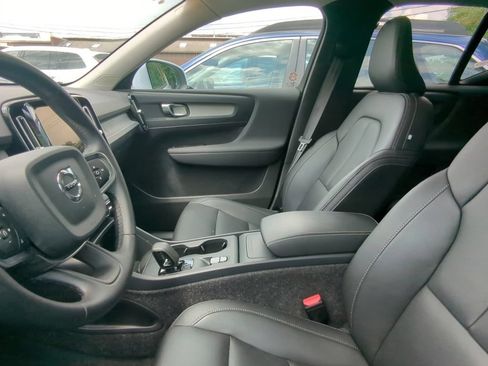 Used 2025 Volvo XC40 B5 Core AWD/4WD image 5