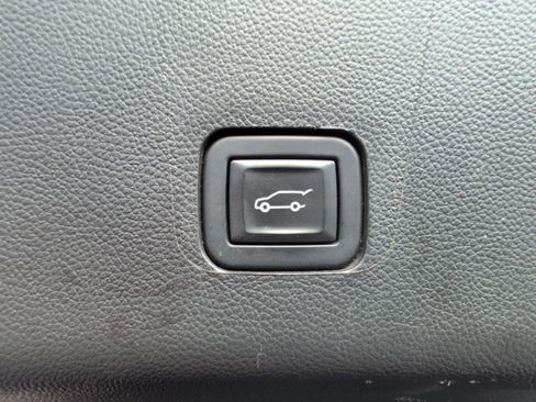 Used 2023 Chevrolet Traverse High Country image 25