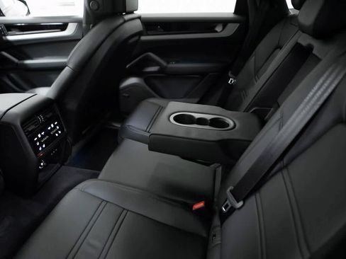 Certified 2025 Porsche Cayenne image 30