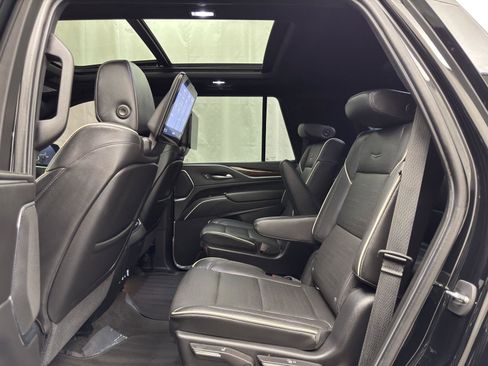 Used 2021 Cadillac Escalade Premium Luxury image 33