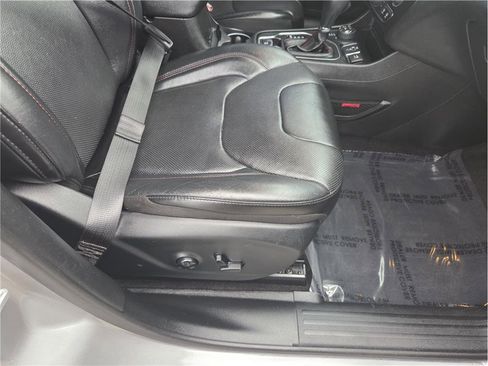 Used 2019 Jeep Cherokee Trailhawk image 21