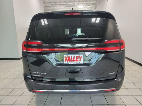 Used 2022 Chrysler Pacifica Touring-L AWD/4WD image 9