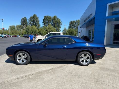 Used 2015 Dodge Challenger SXT RWD image 2