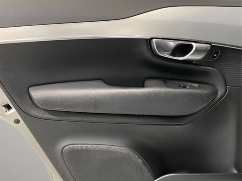 Used 2018 Volvo XC90 T6 Momentum w/ Convenience Package image 11