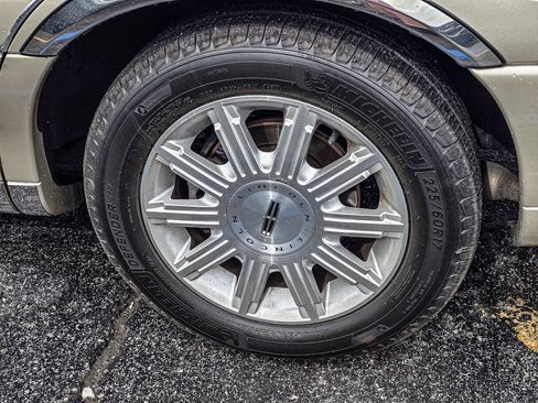 Used 2006 Lincoln Town Car Signature Limited image 8