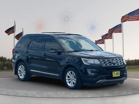 Used 2017 Ford Explorer XLT FWD image 1