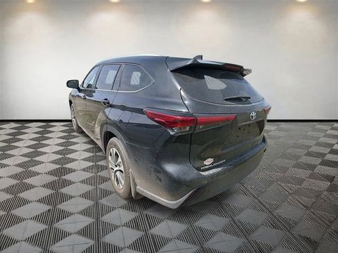 Used 2023 Toyota Highlander XLE image 7