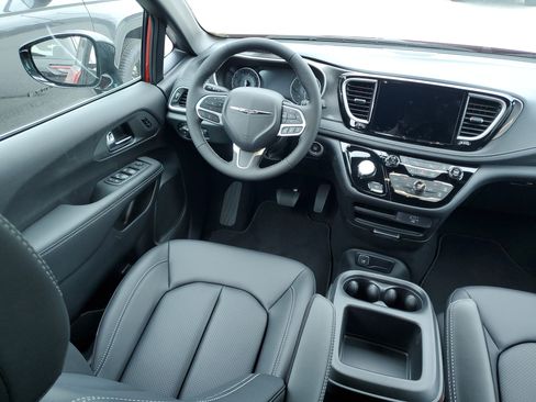 New 2026 Chrysler Pacifica Select image 8