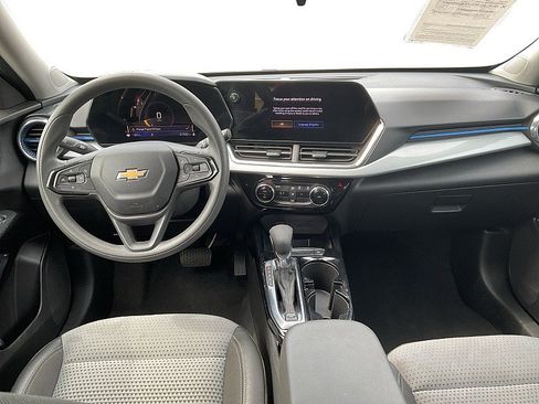 Used 2025 Chevrolet Trax LT FWD image 13