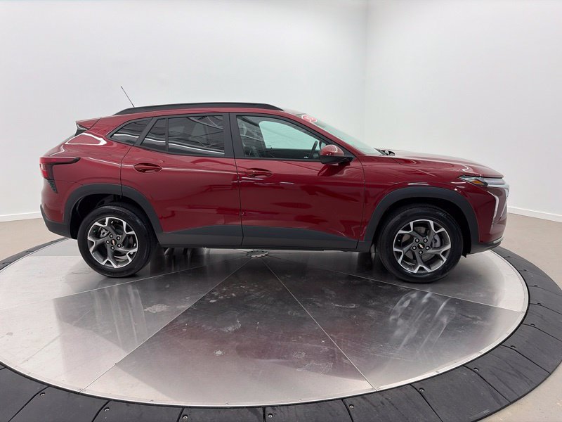 Used 2024 Chevrolet Trax LT w/ Sunroof Package FWD image 2