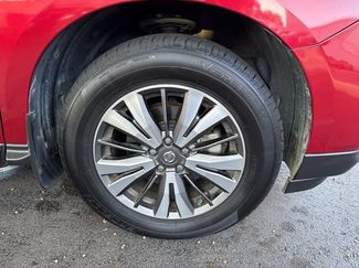 Used 2017 Nissan Pathfinder SL w/ SL Tech Package FWD video 2