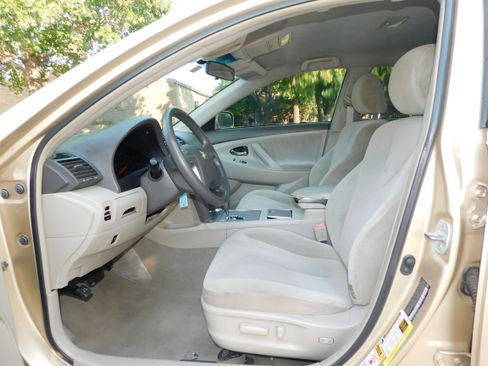 Used 2010 Toyota Camry image 12