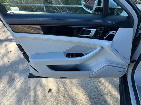 Used 2018 Porsche Panamera 4 image 9