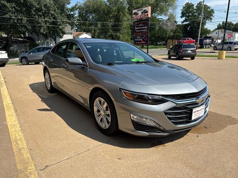 Used 2025 Chevrolet Malibu LT FWD image 3