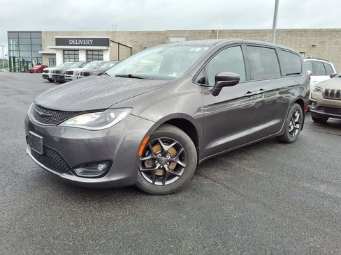 Used 2019 Chrysler Pacifica Touring Plus w/ S Appearance Package FWD image 3