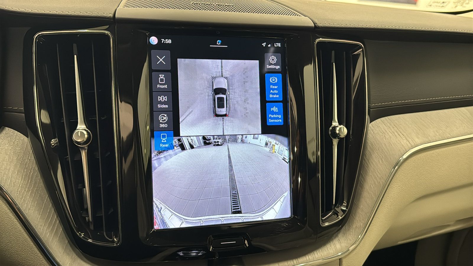 Used 2024 Volvo XC60 B5 Ultimate w/ Protection Package Premier AWD/4WD image 18